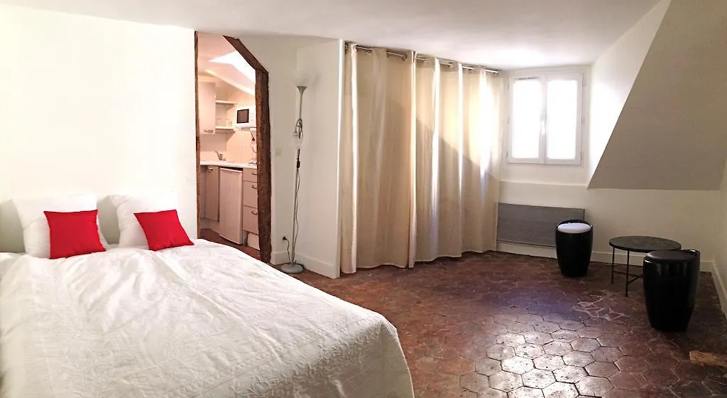 Apartament Place Du Marche St Honore Paryż